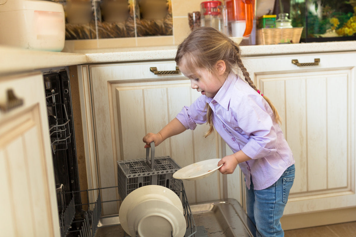 6 Easy House Chores for Younger Kids