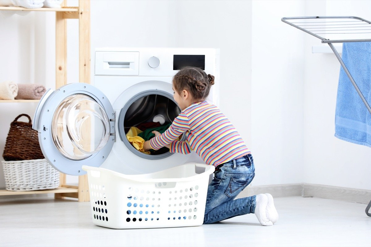 Do the washing. Kid does the Laundry. Do Laundry HD pic for Kids.